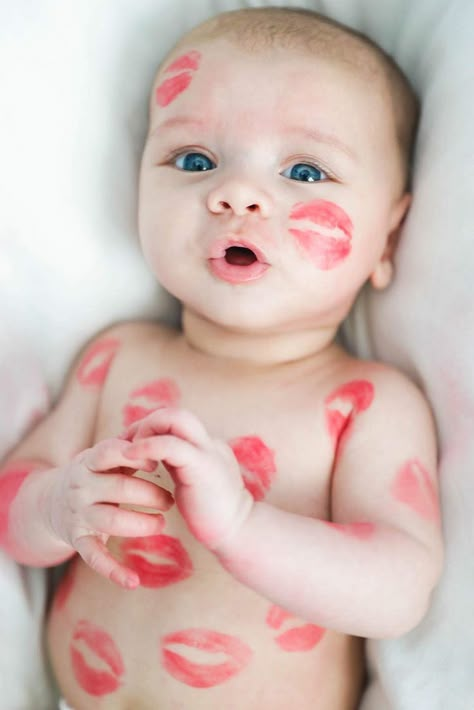 Kids Valentines Pictures Ideas, Valentine Photoshoot With Baby, Valentine’s Day Newborn Photo Shoot, Valentine’s Day Picture Baby, Babies Valentines Day Photos, Baby Kisses Picture, Valentine’s Day Baby Pictures Ideas, Baby Vday Shoot, Valentines Milk Bath Baby