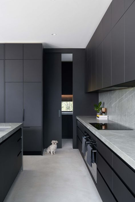 Black Cabinets Industrial Kitchen, Black Matte Kitchen, Grey And Black Kitchen, Modern Kitchen Black, Bar Decoration Ideas, Dark Modern Kitchen, Luxury Black Kitchen, Modern Dark Kitchen, Coffee Bar Decor Ideas