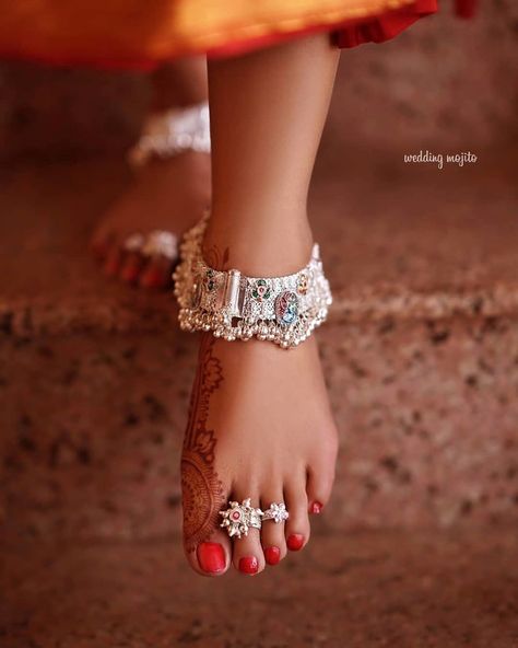 Dainty New Age Anklets & Payals For Brides To Bookmark For Their D-Day! | ShaadiSaga Payal Designs Silver, Bridal Foot Jewelry, Silver Anklets Designs, Maharashtrian Jewellery, Silver Payal, Toe Ring Designs, Anklets Indian, Bridal Anklet, Beautiful Anklet