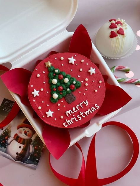 Bento Cake For Christmas, Bento Cake Christmas Design, Christmas Bento Cake Design, Bento Cake Natal, New Year Bento Cake, Christmas Bento Cake, Homemade Christmas Cake, Mini Christmas Cakes, Easy Christmas Cake Recipe