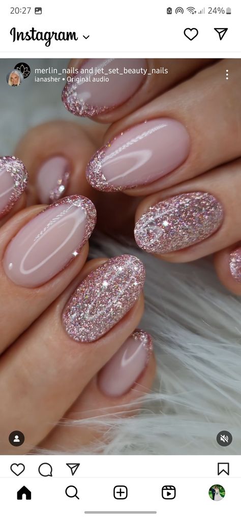 January Nail Designs Short Nails, Gel Nails Engagement, Cute Oval Nails Ideas, Short Almond Nails January 2025, Winter Nails Oval Shape, Winter Nails Biab, January Sns Nail Colors, January Nail Art Winter, Winter Boho Nails