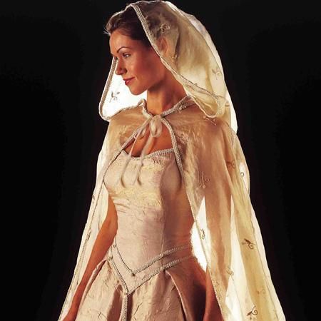 :) Wedding Dress Fantasy, Fairytale Outfits, Gold Wedding Dresses, Nordic Wedding, Wedding Cloak, Viking Dress, Cape Wedding Dress, Ball Ideas, Medieval Wedding