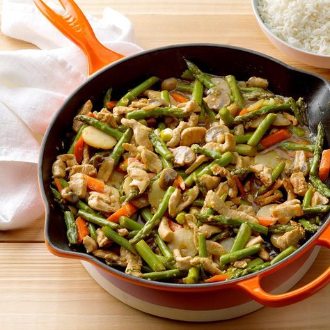 Turkey Asparagus Stir-Fry Asparagus Meals, Turkey Stir Fry Recipes, Asparagus Stir Fry Recipes, Spring Dinners, Turkey Stir Fry, Ground Beef Breakfast, Asparagus Stir Fry, Sauteed Chicken Breast, Asparagus And Mushrooms