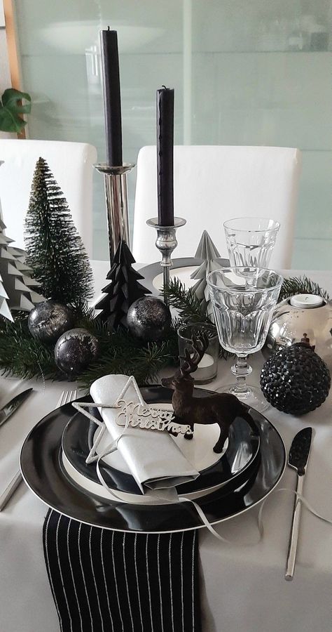 Black And White Christmas Table Decor, Christmas Table Settings Black, Black Christmas Table Setting, Black And White Tablescapes, Black Christmas Tree Decorations, Black Christmas Decorations, Xmas Table Decorations, Christmas Decorations Centerpiece, Pretty Christmas Decorations