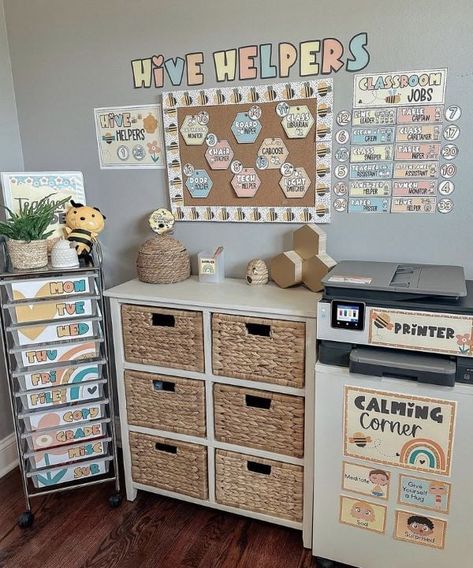 Elementary Classroom Bee Theme, Bee Classroom Ideas, Boho Bee Classroom, Beehive Classroom Theme, Bee Theme Classroom Ideas, Sunflower Classroom Theme, Classroom Themes For Middle School, Classroom Layout Ideas Elementary, Bee Classroom Theme