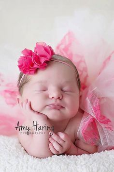 Newborn Babyshoot, Mother Baby Photography, Baby Boy Newborn Photography, Headband Vintage, Baby Pictures Newborn, Newborn Baby Photoshoot, Adorable Babies, Newborn Baby Photos