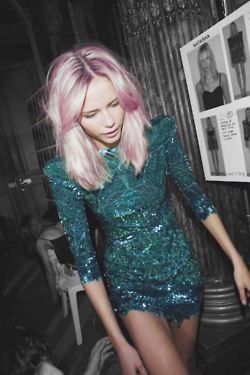 I want this dress Limp Hair, Fest Outfits, Lilac Hair, Looks Party, Bohol, Pink Lavender, Pastel Hair, Looks Street Style, Green Sequins