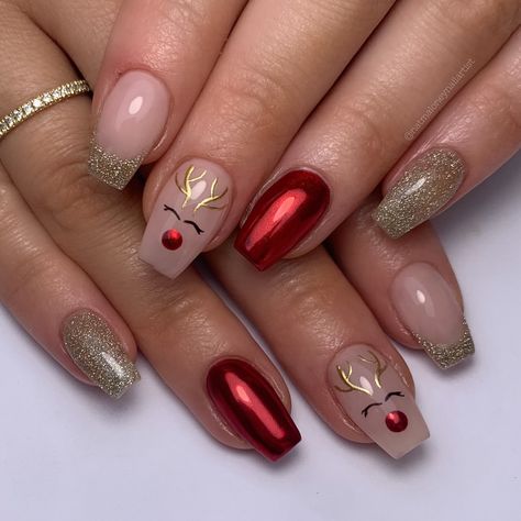 Natalie Evans | The absolute cutest reindeers ever! ❤️⁣ Using @rainbowrealmnailsupply glitter and @cmp_beautysupplies Barely There and chrome ⁣ Hard gel… | Instagram Gel Polish Christmas Nails, Reigndeer Nails, Hard Gel Nails Christmas Design, Christmas Nail Ideas Reindeer, Christmas Thanksgiving Nails, Hard Gel Christmas Nails, Christmas Nail Art Reindeer, Christmas Gel Nail Art Designs, Nail Art Designs Thanksgiving