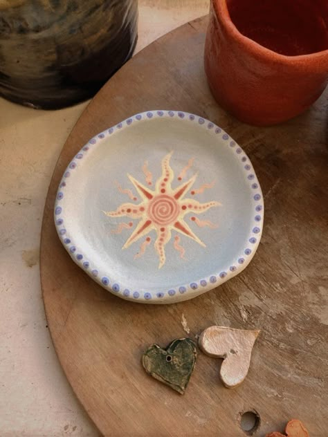 Sun And Moon Pottery Painting, Pottery Art Painting Inspiration, Sun Pottery Painting, Pottery Designs Aesthetic, Summer Pottery Ideas, Glaze Designs Ceramics, Pottery Painting Green, Pottery Painting Ideas Ocean, Pottery Bowls Painting Ideas