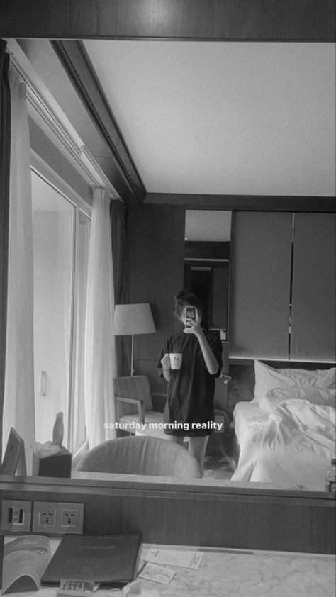 Hotel Room Captions Instagram, Hotel Selfie Ideas, Pose In Hotel Room, Pics In Hotel Room, Staycation Photo Ideas, Hotel Room Aesthetic Photoshoot, Hotel Story Ideas, Hotel Pics Aesthetic, Hotel Room Instagram Story