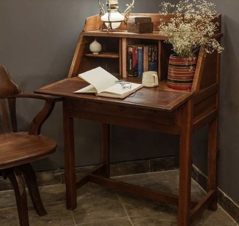 Antique Furniture With Modern Decor, Study Desk Vintage, Dinning Room Table As Desk, Wodden Desk, Diy Vintage Desk, Writing Table Design, Living Room Desk Ideas, Wooden Desk Aesthetic, Vintage Study Table