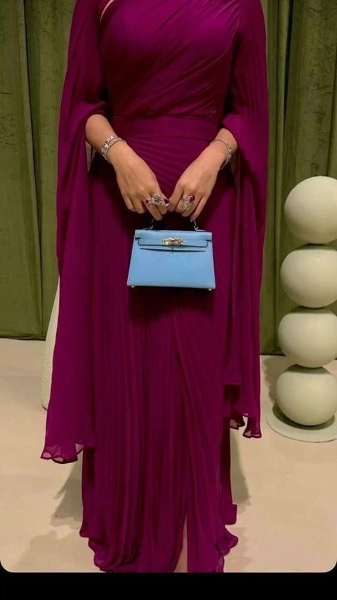 Elegant Silk Dresses, Hijab Evening Dress, Soiree Dresses, Carpet Outfits, Soiree Dress, Red Carpet Outfits, Mode Abaya, Women Dresses Classy, Evening Dresses With Sleeves