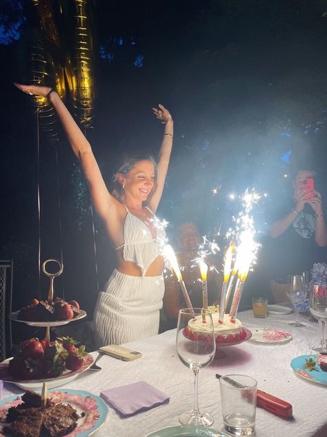 Emma Leger Birthday, Birthday Dinner Outside Aesthetic, Birthday Party Aesthetic Outfit, Birthday Dinner On The Beach, 18th Birthday Yacht Party, Flowers Bday Party, Birthday Party Aesthetics, Beach Birthday Dinner Outfit, Summer Night Birthday Party