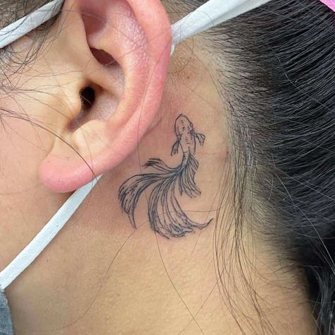 Behind The Ear Tattoos: What You Should Know Before Getting Inked – Self Tattoo Behind The Ear Tattoos, Dr Tattoo, Male Selfie, Behind Ear Tattoos, Ear Tattoo Ideas, Hidden Tattoos, Ear Tattoos, Fish Tattoo, Ink Pens