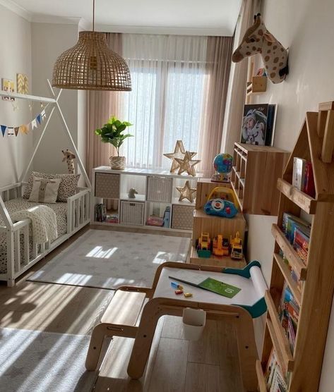 Nursery Dark Wood Floors, Small Bedroom Playroom, Montesorri Nursery Room, Bedroom With Wallpaper Accent Wall, Child Room Ideas, Children's Room Design, Cozy Baby Room, Toddler Boy Room Decor, Kids Rooms Inspo