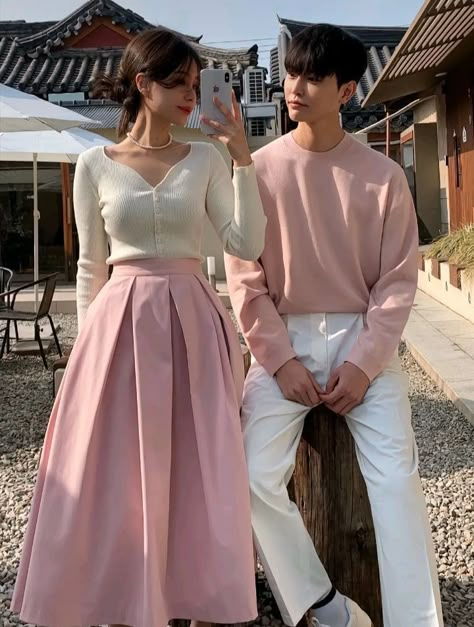 Winter Couple Outfits Matching, Elegant Couple Outfits, Couple Outfit Ideas Matching, Couples Coordinating Outfits, Matching Outfit Couple, Couple Outfits Matching Casual, Matching Couple Outfits Aesthetic, Cute Matching Couple Outfits, Korean Couple Fashion