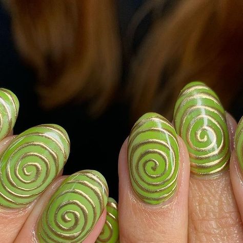 Short Oval Nails Designs Autumn, Swirl On Nails, Spring Nail Art Green, One Hand Long Nails One Hand Short, Swirly Green Nails, Gel Manicure Designs Fall, Ireland Nails Irish, Sculpted Gel Nail Designs, Jelly Polish Nail Ideas