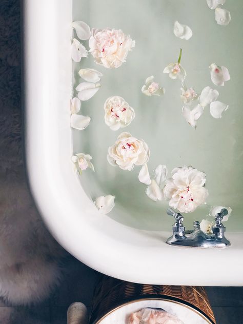 Bath Goals, Bath Aesthetic, Bath Photography, South Shore Decorating, Modern Farmhouse Living, Dream Bath, In The Bathtub, Flower Bath, Milk Bath