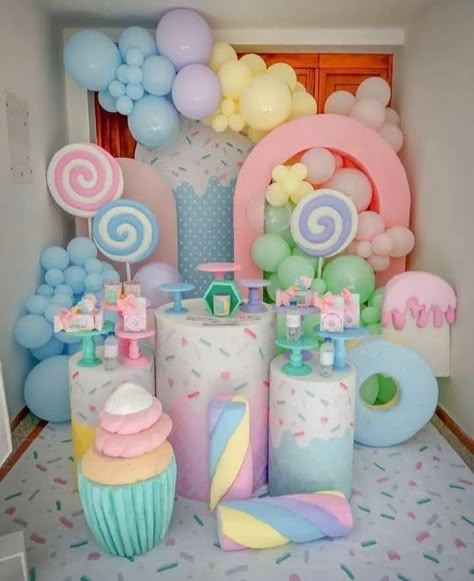 Candyland Balloon Decor, Candy Decorations Diy Birthday Parties, Candy Land Dessert Table, Candy Land Birthday Party Ideas 1st, Candyland 1st Birthday Party Ideas, Ice Cream Birthday Party Theme Decorations, Macaron Centerpiece, Candy Themed Centerpieces, Candy Theme Birthday Party Decorations