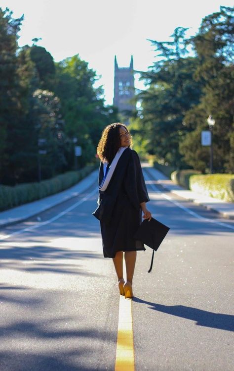 duke university graduation photo on campus drive in front of duke chapel Duke Graduation Pictures, College Campus Photoshoot, Duke University Aesthetic, Jmu Graduation Pictures, Duke University Basketball, Graduation Boards, Law School Graduation, Brand Inspiration Board, University Graduation