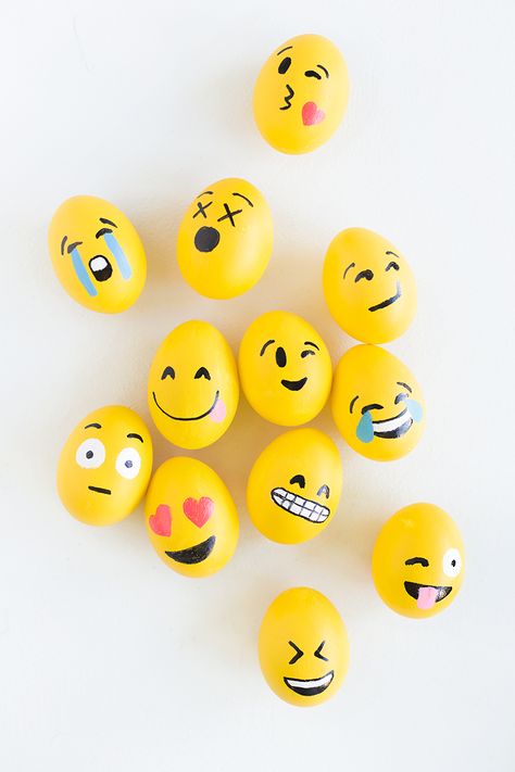 diy emoji easter eggs Emoji Easter Eggs, Easter Egg Projects, Diy – Velikonoce, Creative Easter Eggs, Easter Egg Art, Mollie Makes, Easter Egg Dye, Easter Egg Designs, Easter Egg Crafts