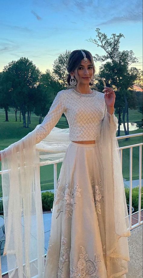 Lengha Long Blouse Designs, Lehnga For Farewell, Simple Lehenga Designs Full Sleeves, Modest Lengha Blouse, Lengha With Long Blouse, Long Sleeve Indian Outfit, Simple Lehnga Dress Pakistani, Lehenga Designs Simple Modest, Long Sleeve Lengha Blouses