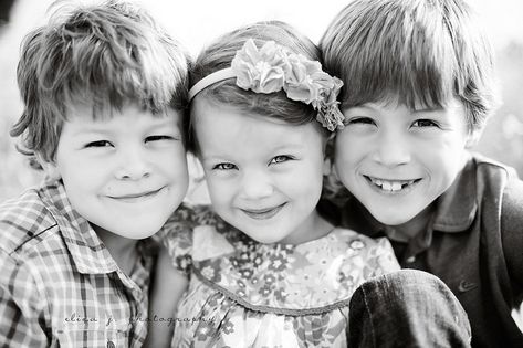 Shooting Photo Studio, Sibling Photography Poses, Sibling Photo Shoots, Advance Bravely, Sibling Pictures, Sibling Poses, Sibling Photography, Family Portrait Poses, Children Photography Poses