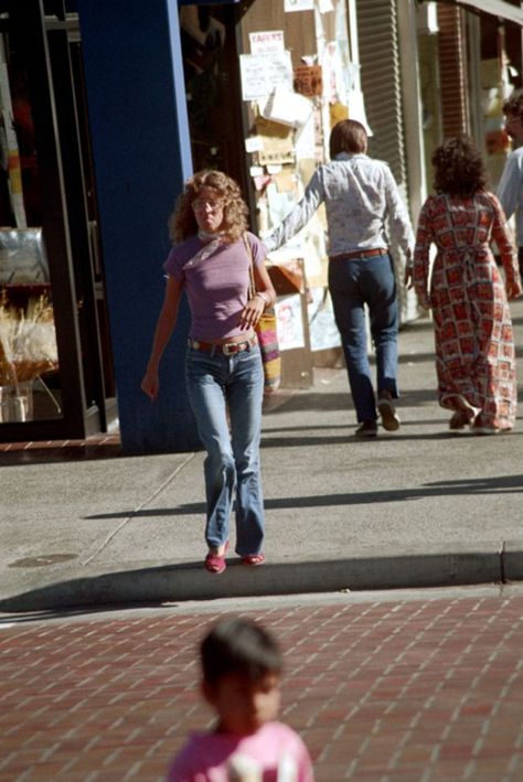 37 Cool Pics That Capture Young People of Berkeley, California in the Early 1970s ~ vintage everyday 60s Fashion Vintage, Everyday Life Photography, Vintage Summer Fashion, 70s Photos, 60s 70s Fashion, California Outfits, Berkeley California, 60s And 70s Fashion, 70s Aesthetic