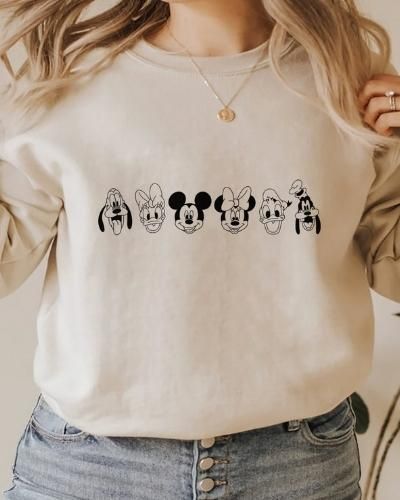 Disney Mom And Me Outfits, Trendy Disney Shirts, Disney Hoodies Family, Womens Disney World Outfits, Diy Disney Sweatshirts, Diy Disney Clothes, Disneyland Mom Outfit, Disney Outfits Matching, Diy Disney Shirts For Family