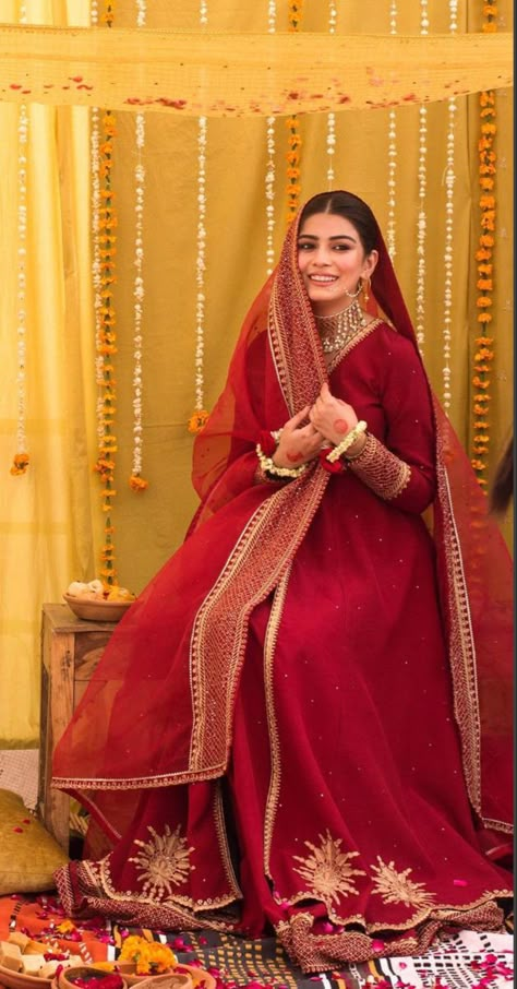 Nikah Duppata Ideas, Simple Red Wedding Dress Pakistani, Bridal Dresses 2022, Wedding Guest Dress Long, Indian Sari Dress, Indian Outfits Lehenga, Indian Wedding Outfit, Latest Bridal Dresses, Bridal Dresses Pakistan