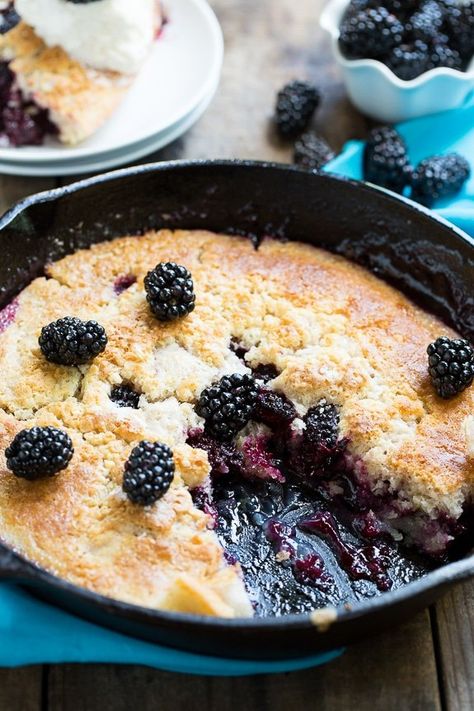 Easy Skillet Blackberry Cobbler Blackberry Cobbler Recipe, Skillet Desserts, Summer Pie, Blackberry Recipes, Blackberry Cobbler, Iron Skillet Recipes, Southern Kitchens, Easy Skillet, Skillet Cooking