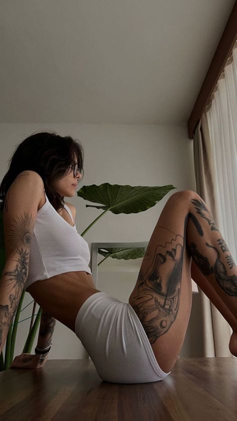 Mode Poses, Woman With Tattoos, Motivasi Diet, Fitness Inspiration Body, Body Motivation, Body Inspiration, Piercing Tattoo, Body Tattoos, Perfect Body