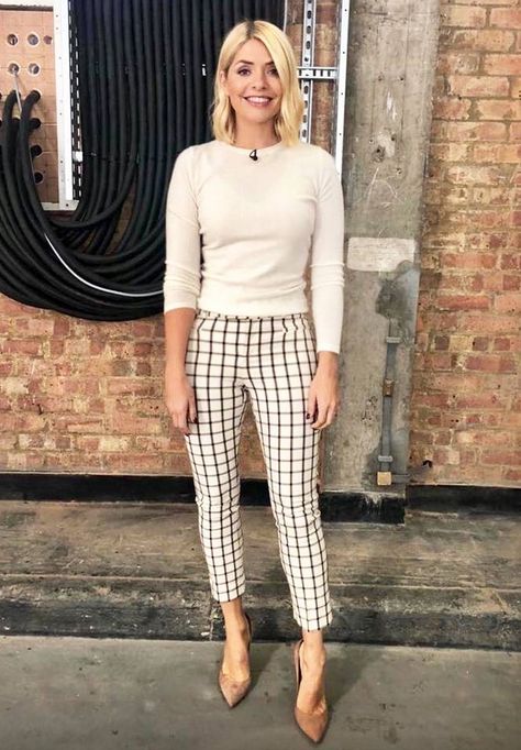 Holly Willoughby's This Morning Style: 8 Outfits We Love | Who What Wear UK Holly Willoughby Style, Holly Willoughby Outfits, Work Outfits Frauen, Workwear Chic, John Terry, Look Office, Holly Willoughby, Summer Work Outfits, Summer Work