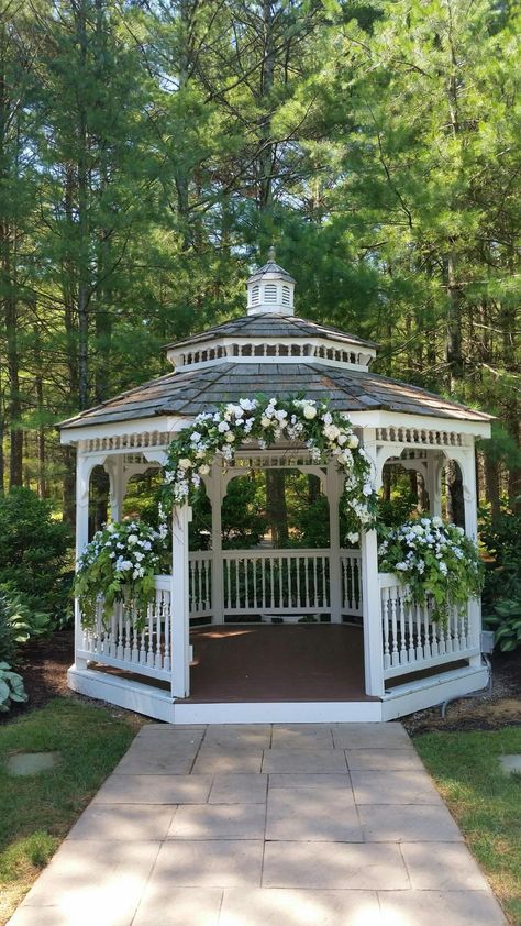 Foliage Garland, Gazebo Wedding, Dream Life House, Casa Vintage, Garden Gazebo, Italian Garden, Ceremony Decor, Dream House Interior, Garden Structures