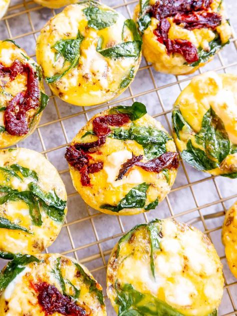 Delicious, flavorful, low carb egg bites that make for a wonderful high protein breakfast or grab-and-go snack. Low Carb Egg Bites, Protein Egg Bites, Spinach Feta Egg, Protein Breakfast Muffins, Spinach Avocado Smoothie, High Protein Low Carb Breakfast, Protein Egg, Egg Cups Recipe, Strata Recipes