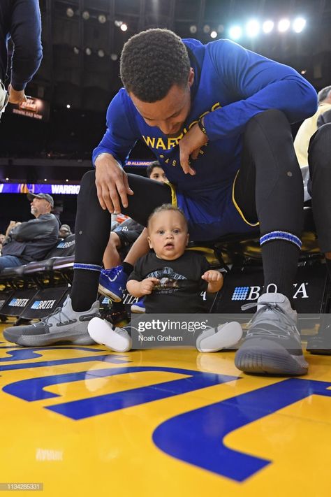 News Photo : Stephen Curry of the Golden State Warriors and... Stephen Curry Family, The Curry Family, Stephen Curry Wallpaper, Curry Wallpaper, Curry Pictures, Curry Nba, Stephen Curry Basketball, Stephen Curry Pictures, Curry Warriors