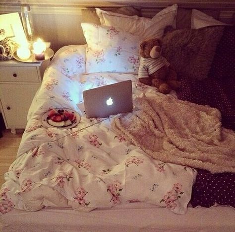 Tumblr room*-* 2014 Tumblr Aesthetic, Rosy Blog, Tumblr Girly Aesthetic, Tumblr Girly Aesthetic 2013, 2014 Aesthetic, 2014 Vibes, Tumblr Era, 2010s Aesthetic, Tumblr Room