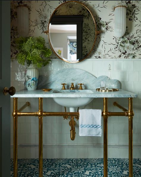 Bathroom Ideas Vintage, Traditional Bathroom Ideas, Powder Room Redo, English Country Estate, Brookline Massachusetts, Bathroom Traditional, Massachusetts Home, European Hotel, Elegant Entryway