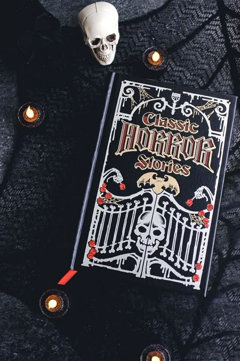 Halloween Book Photography, Gothic Flatlay, Halloween Book Aesthetic, Horror Book Aesthetic, Horror Books Aesthetic, Halloween Product Photography, Halloween Flatlay, Halloween Reads, Halloween Jewlery