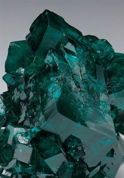 Emerald Aesthetic, Turquoise Aesthetic, Crystal Aesthetic, Bright Winter, Aesthetic Green, Cool Rocks, Gems Crystals, Minerals And Gemstones, Rocks And Gems