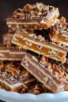 Pecan Caramel Bars! You only need 5 ingredients to make these gorgeous homemade candy bars! #PecanCaramelBars #CaramelBars #DessertBars #Candy #CandyRecipes #HomemadeCandy #Chocolate Unique Bar Recipes, Yardhouse Recipes, Caramel Bars Recipe, Homemade Candy Bars, Resepi Biskut, Caramel Bars, Homemade Candy, Dessert Bar Recipe, Pecan Recipes