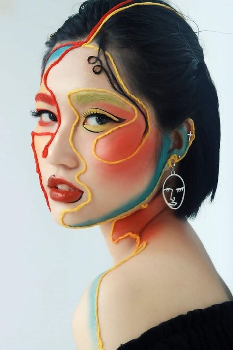 12/6/2023 - Photographer Unknown, Artist Unknown, Pinned by @sinsally, Pinterest, Age: 20s Face Art Makeup, Photographie Portrait Inspiration, Creative Makeup Looks, Foto Poses, Fantasy Makeup, Editorial Makeup, Creative Portraits, Creative Makeup, Artistry Makeup