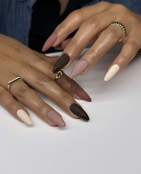 Fall Nail Designs Brown, Nail Designs Brown, Fall Nails Almond, Matte Almond Nails, Types Of Nails Shapes, Nail Designs Cute, Neutral Nail Art Designs, Trendy Fall Nails, Acrylic Nails Nude