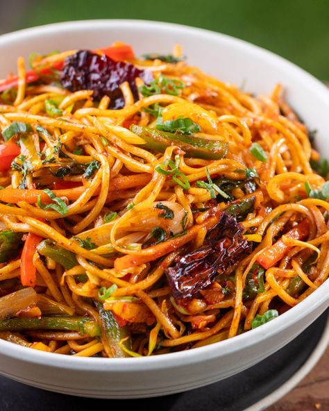 Burnt Chilli Garlic Noodles | Burnt Chilli Garlic Noodles Recipe | Spicy Veg Noodles | Chef Sanjyot Keer | By Your Food Lab Burnt Garlic Noodles, Chilly Garlic Noodles, Tasty Noodles Recipe, Chilli Garlic Noodles, Veg Noodles, Garlic Noodles Recipe, Delicious Noodles, Chop Sticks, Garlic Noodles