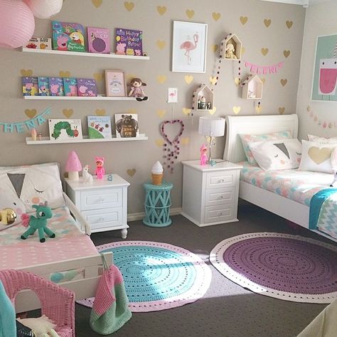 18 Shared Girl Bedroom Decorating Ideas | Make It and Love It Cool Girls Bedroom Ideas, Sister Bedroom Ideas, Teenage Room Designs, Cool Girl Bedrooms, Cool Teen Rooms, Kids Rooms Shared, Shared Girls Room, Kids Shared Bedroom, Shared Girls Bedroom