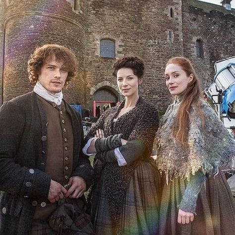 Jamie, Claire and Geillis. Behind the scenes. Season 1. ❤ #Outlander #JamieFraser #ClaireFraser #TheFrasers #SamHeughan #CaitrionaBalfe… Historical Garments, Lotte Verbeek, Scotland Outlander, Outlander Costumes, Scottish Clothing, Diana Gabaldon Outlander Series, Starz Tv Series, Outlander Quotes, Outlander Claire