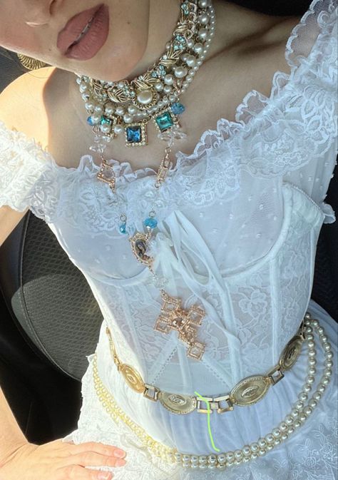 #softaesthetic #aestheticlife #aestheticfeed #aestheticposts #ａｅｓｔｈｅｔｉｃ #aethetics #asthetics #aestethic #aes #aesthetically Baroque Aesthetic Fashion, Pearl Jewlery, Pearl Outfit, Baroque Dress, Accessories Pearl, Rococo Fashion, Gold Baroque, Gold Outfit, Style Baroque