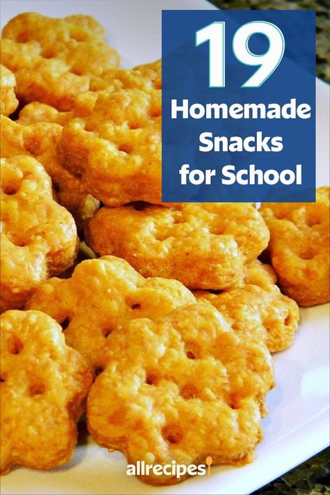 Looking for new school lunch ideas? Try cooking these quick and easy homemade school snacks! From super easy hummus to banana muffins, your kids will love eating these delicious and healthy snack recipes. Diy Lunch Snacks, Healthy Homemade School Snacks, Savory After School Snacks, Easy After School Snacks For Kids, School Lunch Snack Ideas, Healthy Snacks For Kids To Take To School, Quick Healthy Snacks For Kids, Homemade Kid Snacks Healthy, Healthy Lunch Snacks For Kids