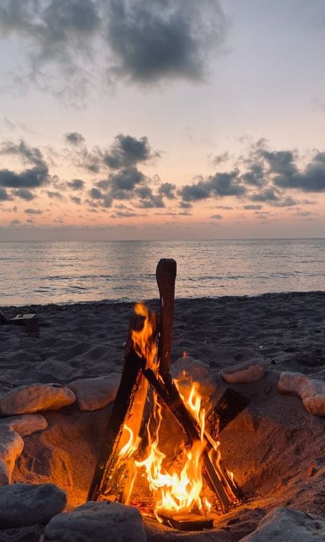 Beach Bonfire • Partytrick Bonfire Party Ideas Backyard Fall, Bonfire Party Ideas Backyard Winter, Bonfire Party Ideas Backyard, Beach Bonfire Party Ideas, Bonfire Party Ideas, Bonfire Pit Ideas, Beach Bonfire Parties, 2025 Lifestyle, Bonfire Pit