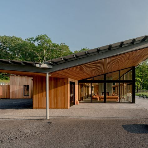 Eight buildings with inverted-pitched roofs that resemble butterfly wings Catskill Hotel, New York Landscape, Relaxed Home, Butterfly Roof, Seven Springs, Guest Cabin, Architecture Residential, Catskill Mountains, Wooden Cabins